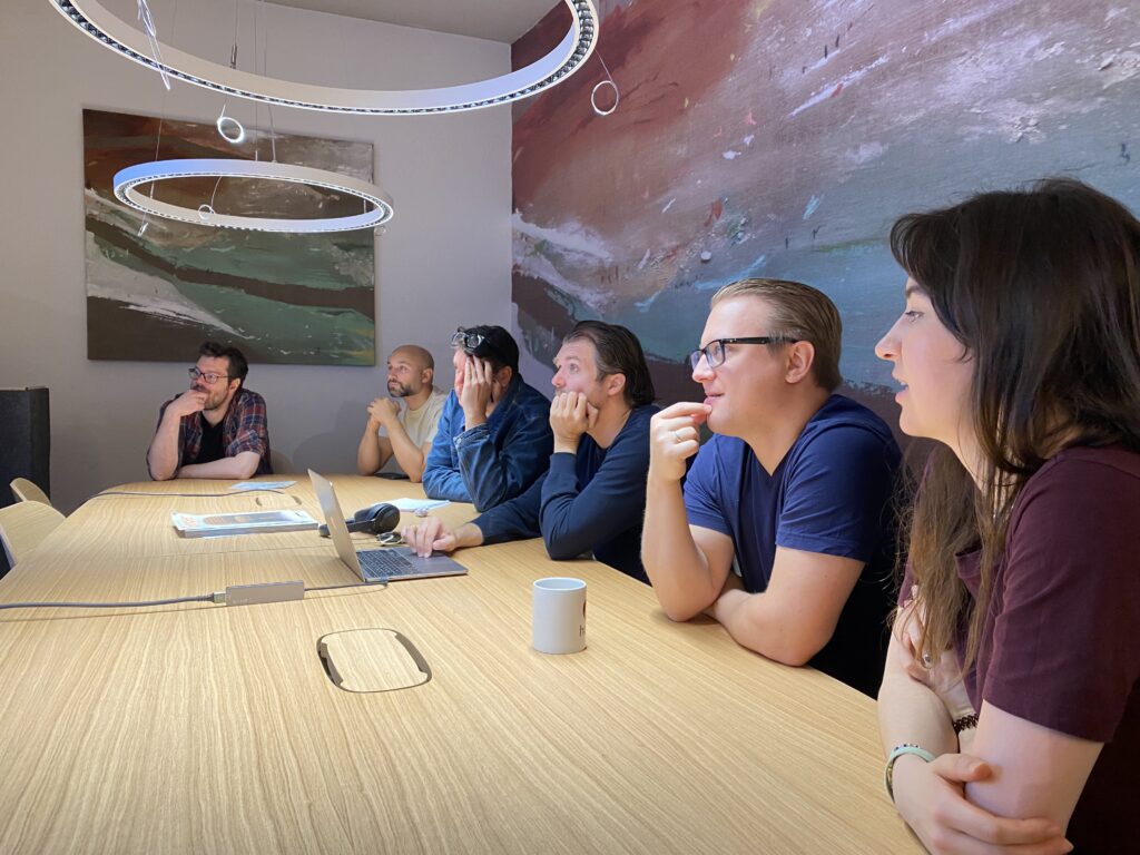 Das how2-Team bei einer Besprechung im Konferenzraum